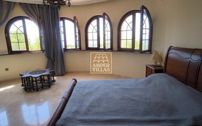 Fantástica villa con gran parcela, con privacidad y vistas al mar.